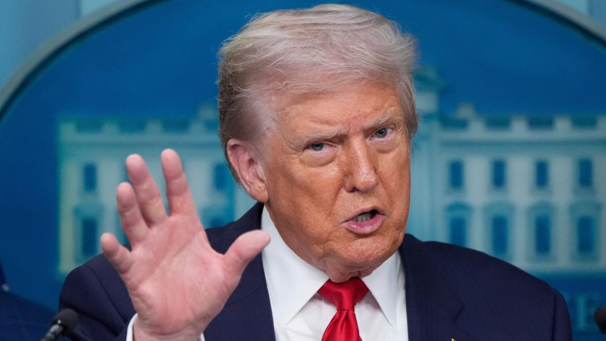 ترمب: سأفرض  حصارا على مضيق هرمز “بأثر فوري”