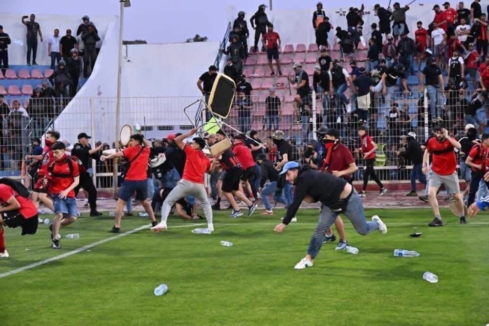 “الكاف” يتجه لفرض عقوبات صارمة على اتحاد العاصمة بعد “فوضى” مباراة آسفي