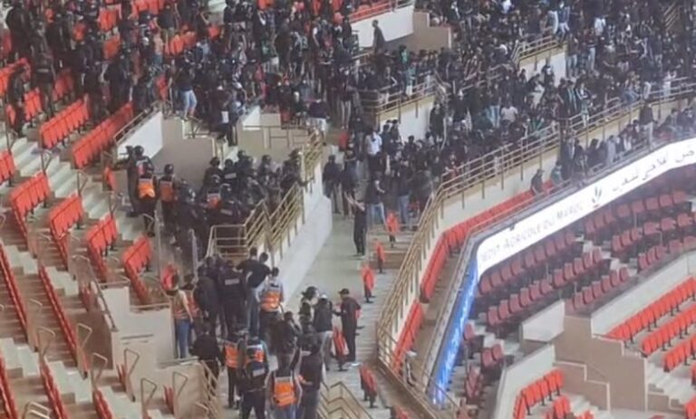 بقلب ملعب الأمير مولاي عبد الله.. شغب جماهيري وأحداث عنف واسعة خلال مباراة الكلاسيكو
