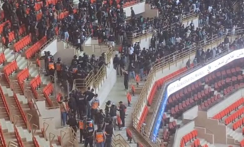 بقلب ملعب الأمير مولاي عبد الله.. شغب جماهيري وأحداث عنف واسعة خلال مباراة الكلاسيكو