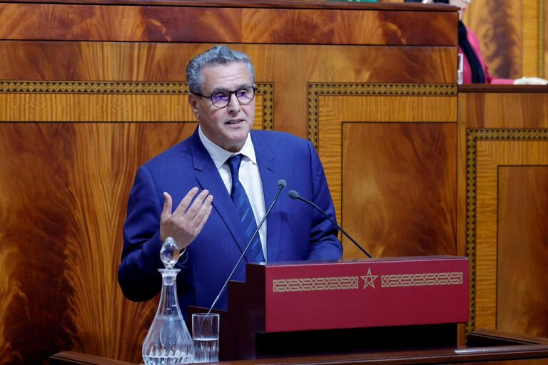 أخنوش للمعارضة: لن توقِعوا بيننا ولن تملوا علينا متى نرحل أو نبقى
