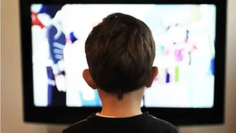 أخصائية تحذر من مخاطر محتوى “الفواكه الخارقة” الرقمي على الأطفال