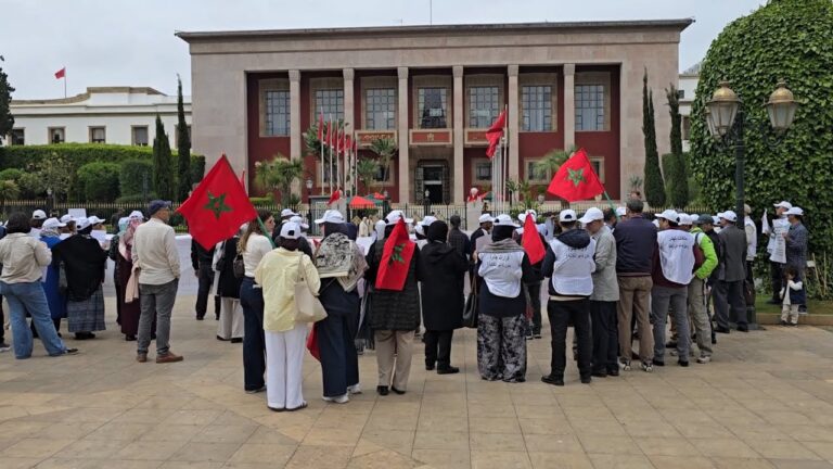طلبة جامعات قبرص يحتجون أمام البرلمان