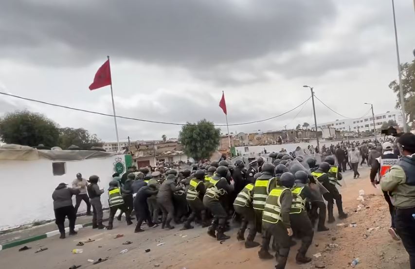 مواجهات عنيفة ورشق بالحجارة خلال عملية هدم “دوار حقل الرماية” بالدار البيضاء (فيديو)
