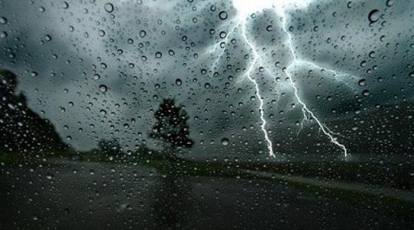 نشرة إنذارية.. زخات رعدية مع رياح وتساقط البرد بهذه المناطق من المملكة