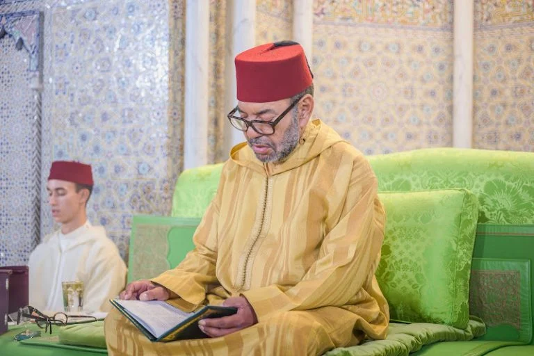 الملك يعزي أسرة الراحل علي الفاسي الفهري