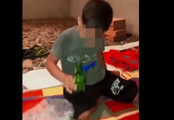 فيديو طفل يحتسي الخمر رفقة بالغين يخلق الجدل على مواقع التواصل