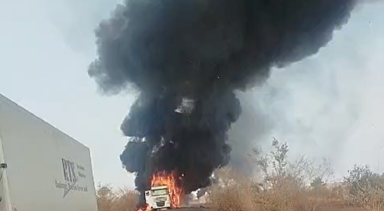 رئيس الاتحاد الإفريقي لمنظمات النقل واللوجستيك يكشف لـ ”آشكاين” معطيات خطيرة حول الهجوم على شاحنات مغربية بمالي
