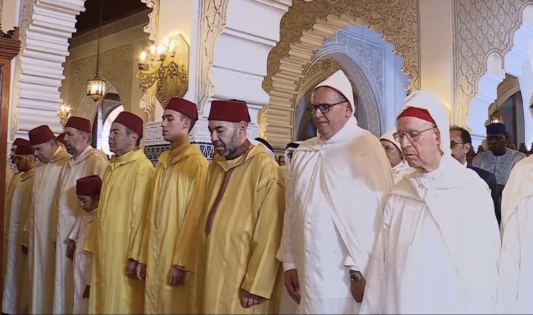 الملك يؤدي صلاة العيد