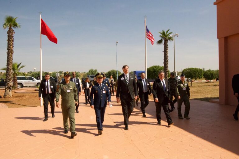 نائب وزير الخارجية الأمريكي يحل بالقاعدة الجوية في ابن جرير (صور)