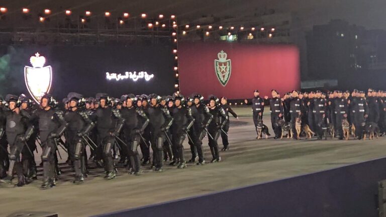 إستعراض فرق الأمن الوطني