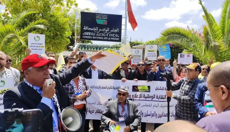 نقابات صحفية تتهم الحكومة بـ “الانقلاب” على قرار المحكمة الدستورية