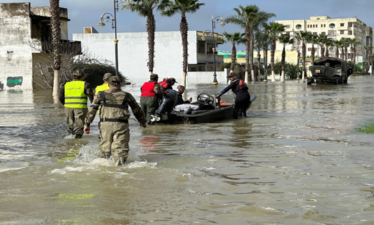 الملك يشيد بتدخلات القوات المسلحة في فيضانات القصر الكبير والغرب ويأمر بإنجاز 60 ألف سكن للعسكريين