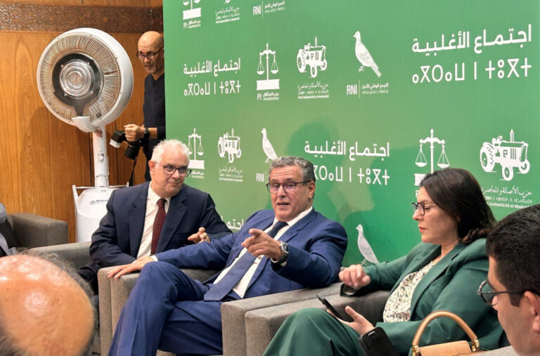 إقصاء إعلام “الاستقلال” و”البام” من لقاء أخنوش يفجر خلافا داخل الأغلبية الحكومية