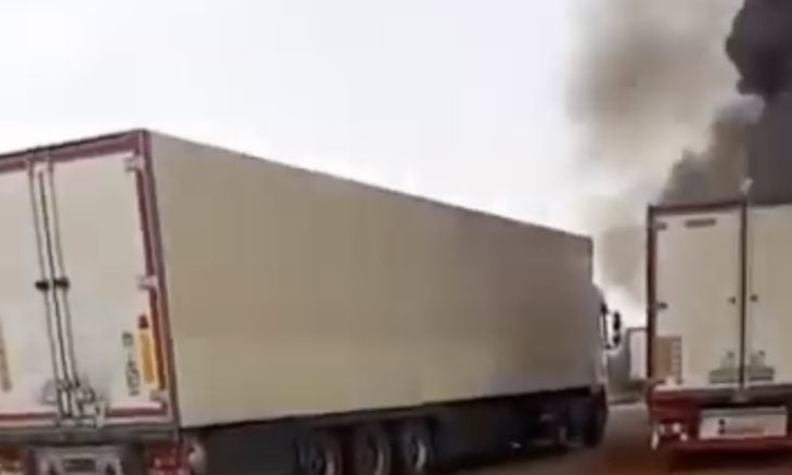 مسلحون يحرقون ست شاحنات مغربية في مالي (فيديو)