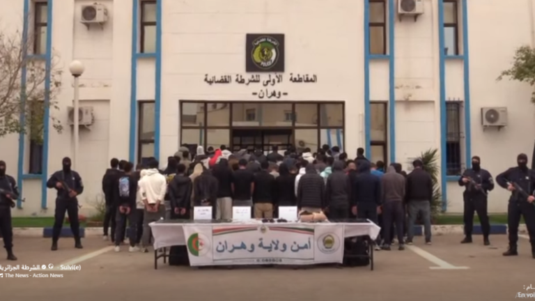 الجزائر تعتقل 67 مغربيا وتجمعهم في ظروف مهينة أمام ولاية أمن وهران ( فيديو)