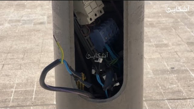 أسلاك كهربائية تهدد المارة بالبيضاء