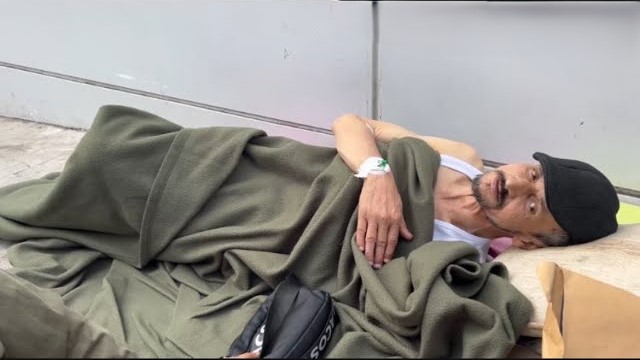 مريض مرمي قدّام مستشفى فكازا