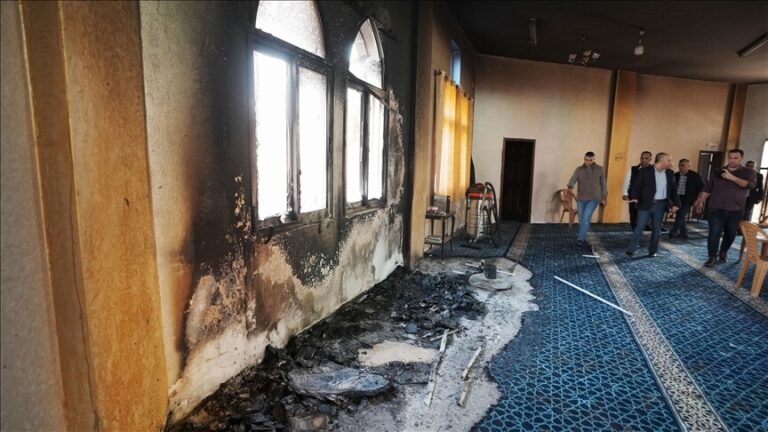 مستوطنون إسرائيليون يحرقون مسجدا فجر الجمعة برام الله