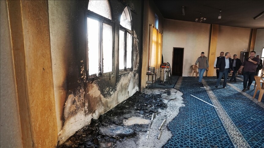 مستوطنون إسرائيليون يحرقون مسجدا فجر الجمعة برام الله