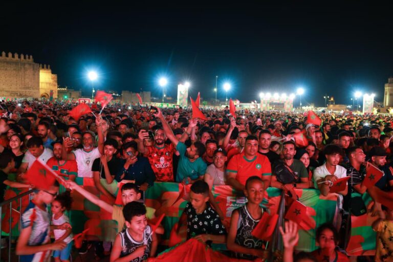 “فان زون” فاس يستقطب أزيد من 10 آلاف مشجع لمتابعة مباراة المغرب وإسكتلندا (صور)