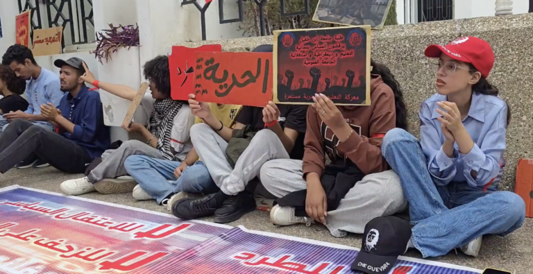 طلبة ابن طفيل يواصلون الاعتصام