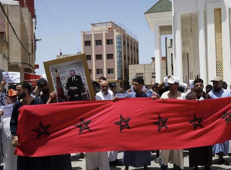 إغلاق مسجد الحي لسنوات يخرج مواطنين بطنجة للاحتجاج (صور)