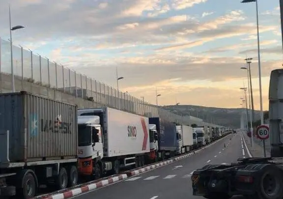 سائقو النقل الدولي يشتكون “البلوكاج” بطنجة المتوسط (فيديو)