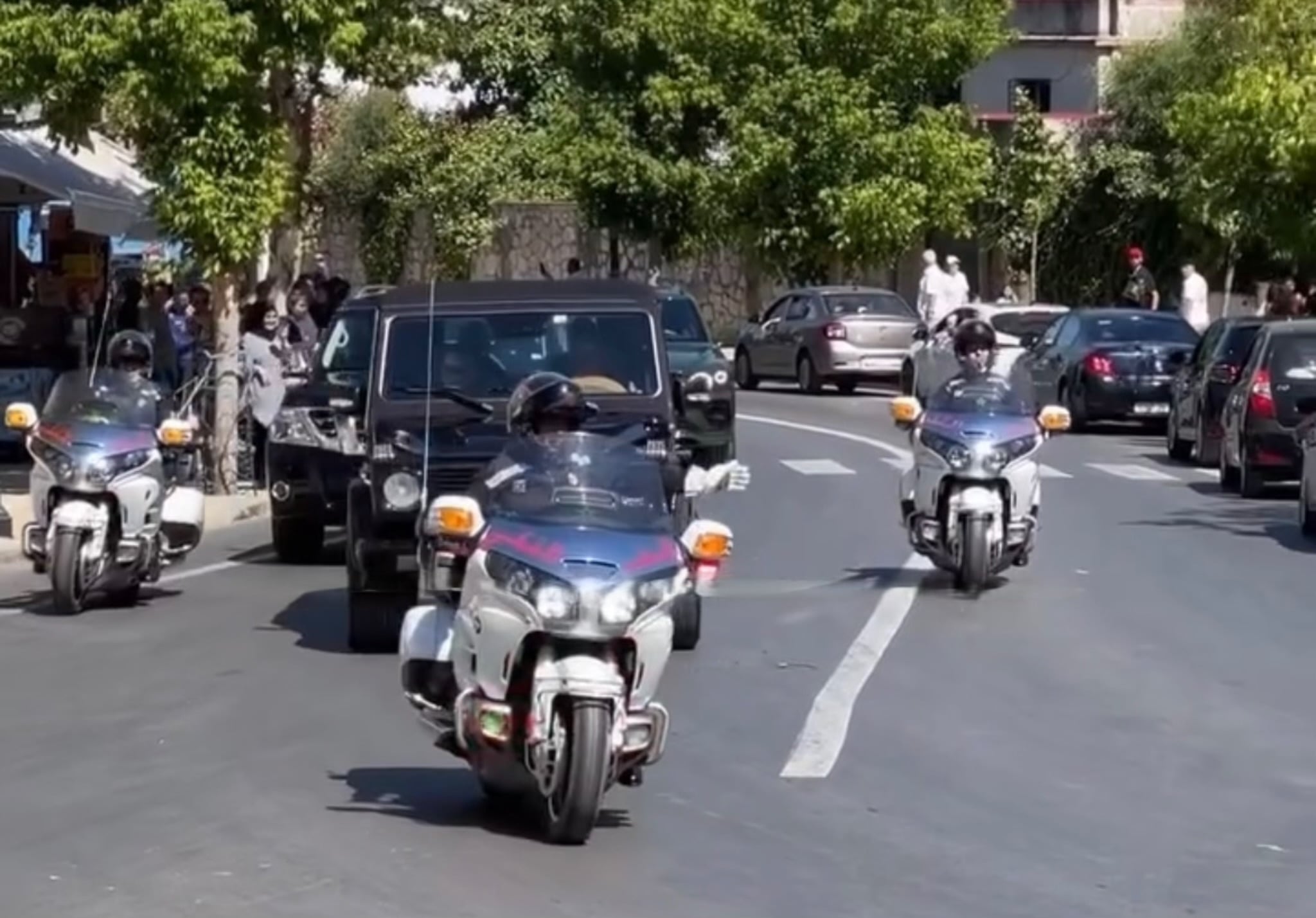 الملك محمد السادس يحل بطنجة وسط استقبال شعبي حار (