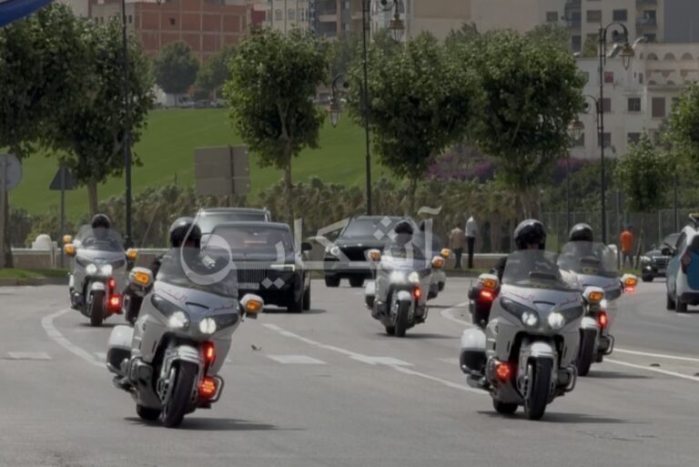 الملك محمد السادس يغادر طنجة متوجها إلى الإقامة الملكية بالمضيق (صور+فيديو)
