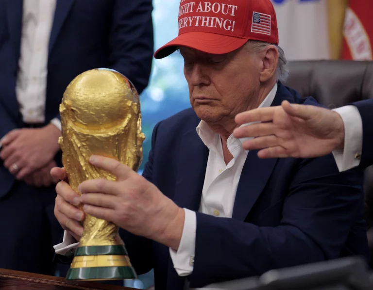 ترمب سيسلم كأس العالم للفائز