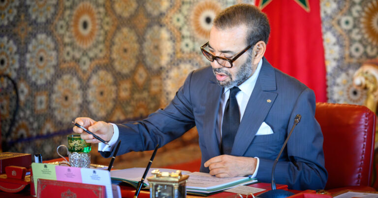 الملك يهنئ آندي بورنم ويشدد على تعزيز التعاون بين الرباط ولندن