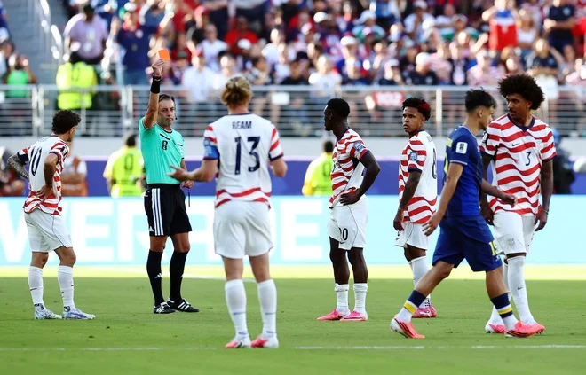 بضغط من البيت الابيض.. الفيفا تلغي البطاقة الحمراء لمهاجم المنتخب الأمريكي وترامب يغرد
