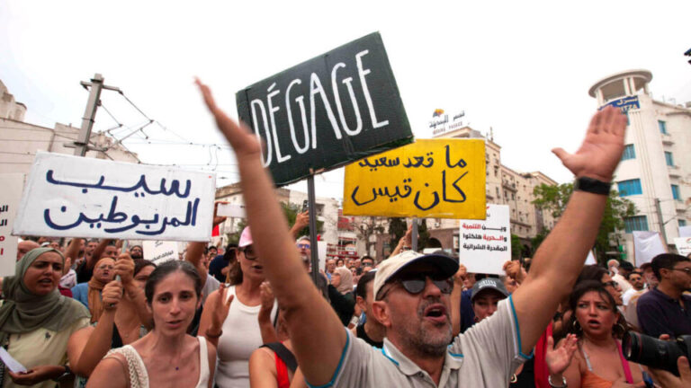 هل تطلق احتجاجات تونس شرارة ربيع عربي جديد؟.. باحثان يجيبان