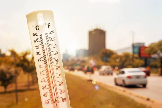 أجواء حارة ورياح محملة بالرمال في هذه المناطق