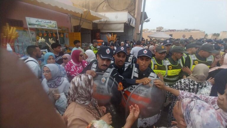 حقوقيون يستنكرون تعنيف عمال شركة الملياردير الانصاري