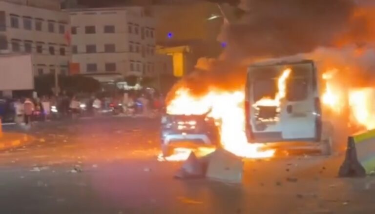أعمال شغب واضرام النار في سيارات السلطة خلال محاولات اقتحام مليلية المحتلة (فيديو)
