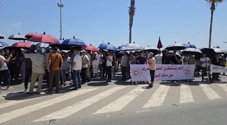 إغلاق مداخل سوق ولاد ميمون بالفراشة يخرج التجار للاحتجاج أمام عمالة الناظور (صور)