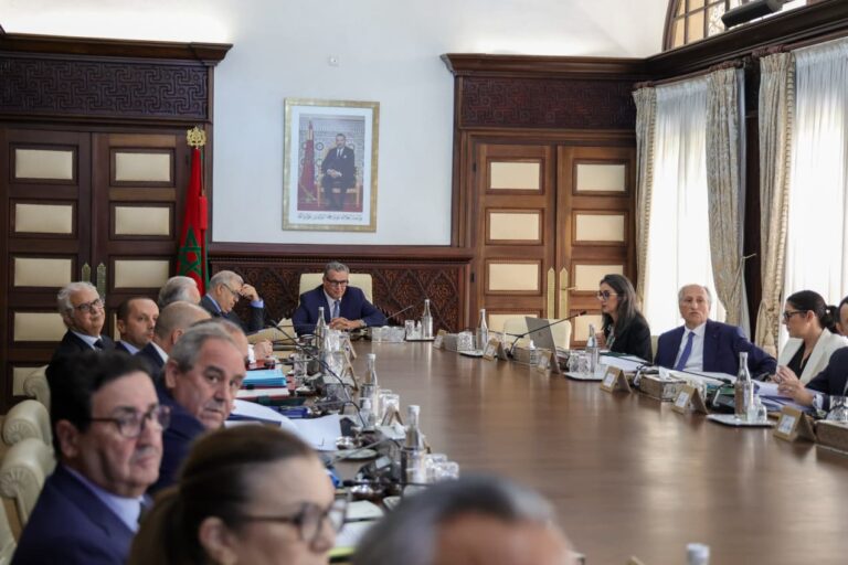 الحكومة تؤكد صمود الاقتصاد الوطني والتزامها بالحفاظ على التوازنات الماكرو اقتصادية