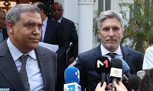 وزير الداخلية الإسباني يحل بسبتة ويرفض “حالة الطوارئ”.. ومدريد تنوه بجهود المغرب