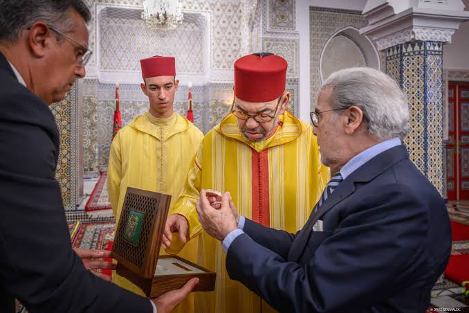 الملك يستقبل الجواهري