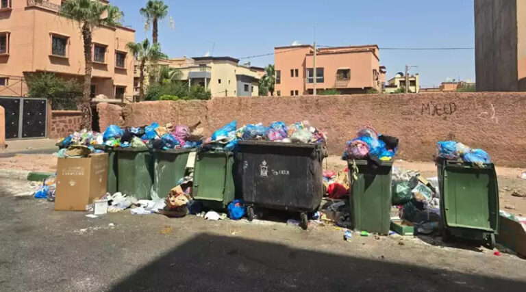 أزبال مراكش.. مجلس المنصوري يبرر بـ”عطب الشاحنات” وحقوقيون يعتبرونه “اعترافا بالفشل”