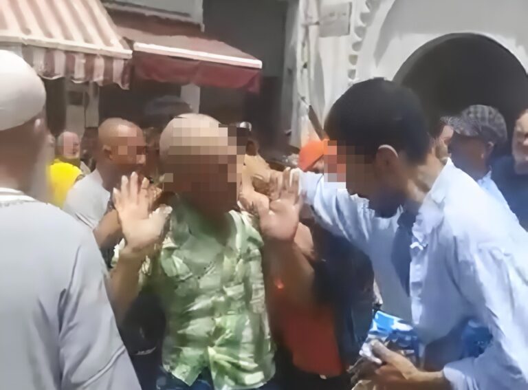 مواطنون ينفذون “شرع اليد” في شخص اتهم بـ”التحرش” بقاصر (فيديو)