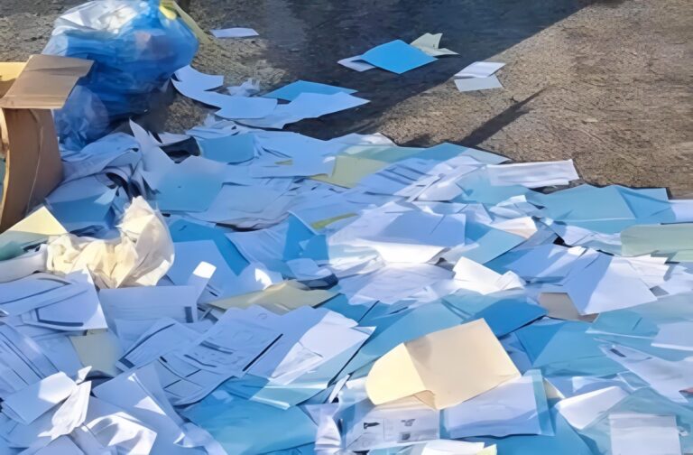 شركة نسيج بطنجة ترمي وثائق عمالها في القمامة (فيديو)