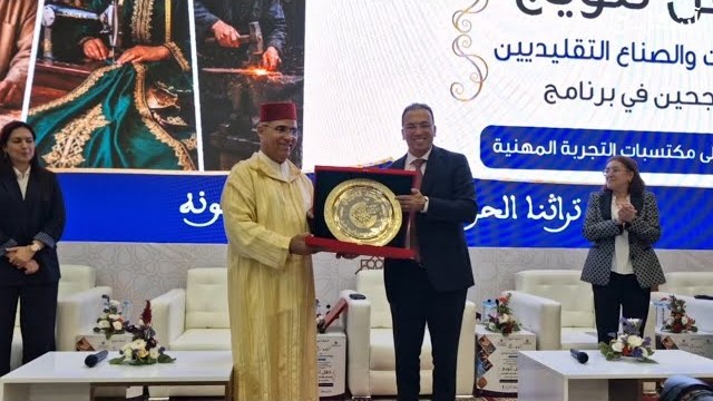 السعدي يكرم الصناع التقليديين بوجدة