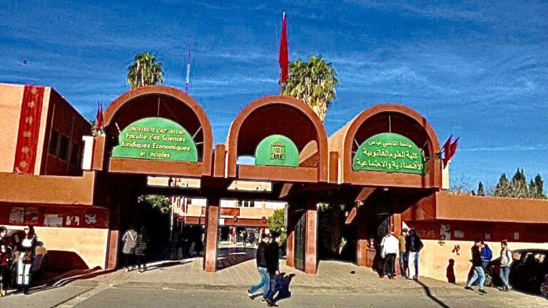 طوابير وفوضى في كلية الحقوق بمراكش