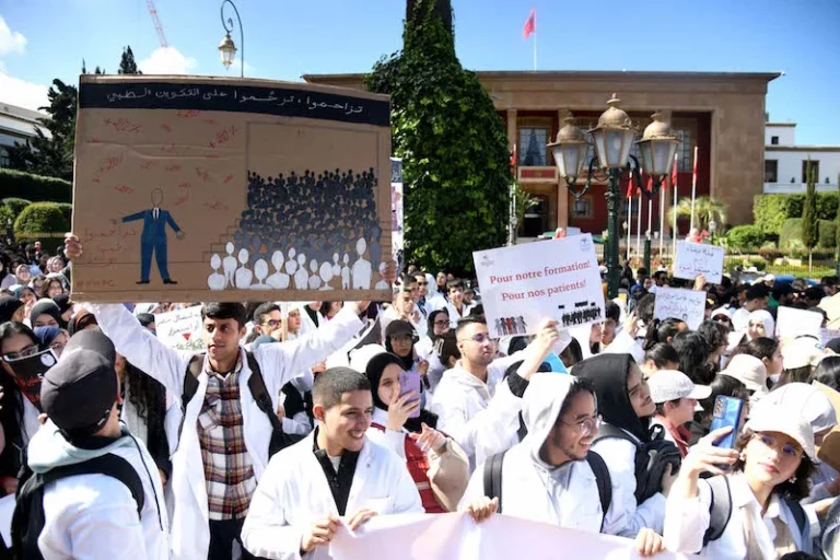 طلبة الطب يهددون بموسم جامعي حارق ويذكرون بـ”الحراك”