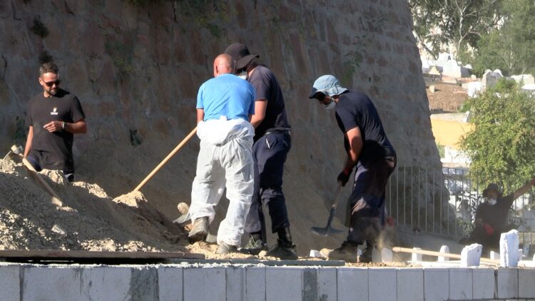 دفن جثث 18 مهاجرا والعدد يصل الى 60 ضحية في مأساة سبتة