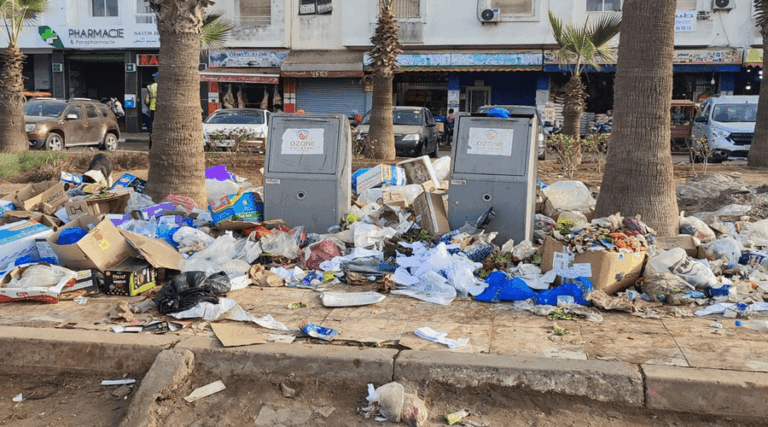 التراكم المهول للأزبال في مدينة سياحية مغربية يغضب حقوقيين