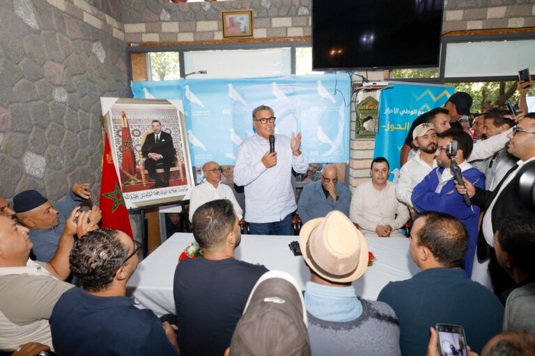 أخنوش لساكنة الحوز: ما عمرنا نسيناكم.. وعولو علينا غنكونو فجنبكم